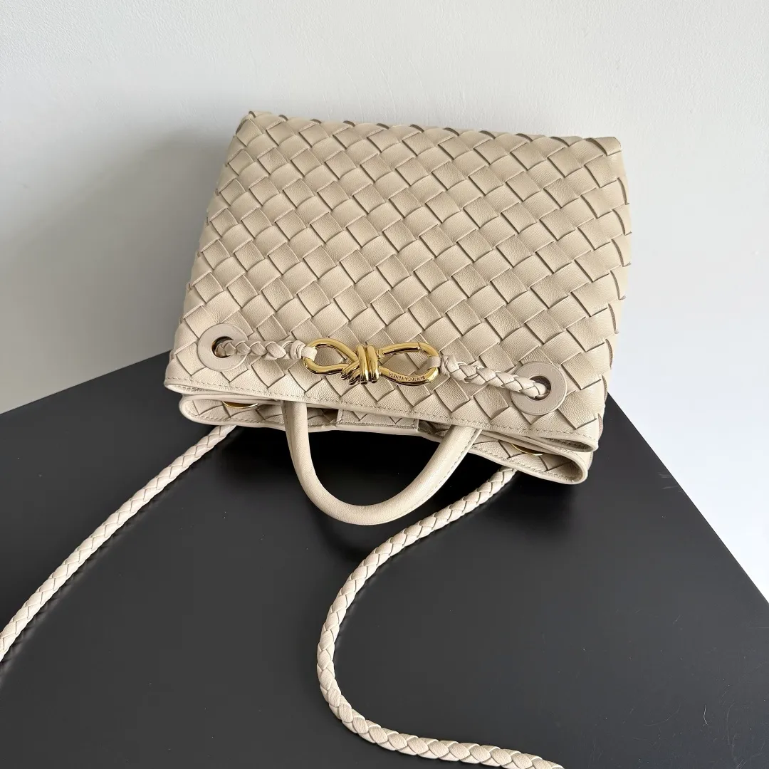 The 2023 new Andiamo batch of 1860 BV has been shipped‼ ️Really popular🔥The new Andiamo woven handbag launched by Bottega Veneta this season is really popular all over the world! ! Celebrities at home and abroad have worn it, and Oscar-winning actress Michelle Yeoh has taken it out on the street. Song Jia, Trai Yara, Yu Feihong, Sanji Ayaka, Rosie Hunting-Whiteley, Yoshioka Riho, etc. have all picked up this bag. It is classic and versatile, showing off its temperament, and the bag capacity is also large, which is very convenient for daily commuting! ! A variety of carrying methods, the shoulder straps can be adjusted by yourself, the original lambskin feels soft and delicate, and the unisex style breaks gender boundaries and brings a more practical and longer-lasting use experience. Andiamo, which has both elegant and casual styles, perfectly interprets the true appearance of "fashionable old money style". Style number: 743568 Size: 25*22*10.5cm